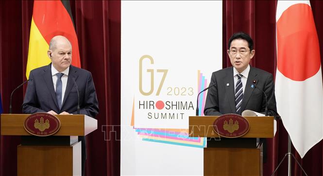 Thủ tướng Nhật Bản Fumio Kishida (phải) trong cuộc họp báo chung với Thủ tướng Đức Olaf Scholz tại Tokyo, ngày 18/3/2023. Ảnh: KYODO/TTXVN