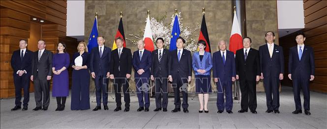 Thủ tướng Nhật Bản Fumio Kishida (thứ 7, phải) và Thủ tướng Đức Olaf Scholz (thứ 7, trái) đang ở thăm Tokyo chụp ảnh chung cùng các thành viên chủ chốt của Chính phủ hai nước trong cuộc tham vấn, ngày 18/3/2023. Ảnh: KYODO/TTXVN