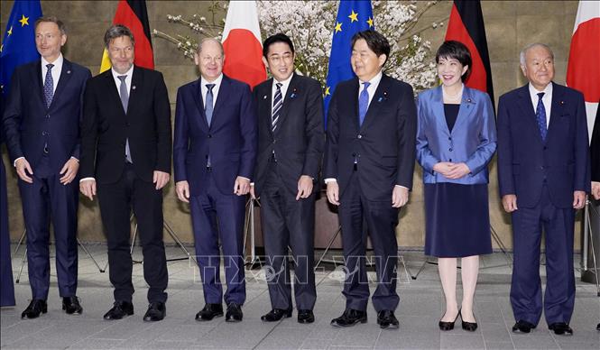 Thủ tướng Nhật Bản Fumio Kishida (thứ 4, phải) và Thủ tướng Đức Olaf Scholz (thứ 3, trái) đang ở thăm Tokyo chụp ảnh chung cùng các thành viên chủ chốt của Chính phủ hai nước trong cuộc tham vấn, ngày 18/3/2023. Ảnh: KYODO/TTXVN