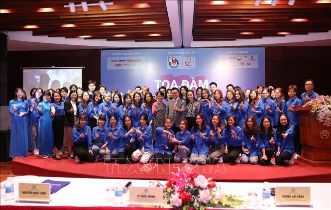 Tổng biên tập Báo Nhân dân Lê Quốc Minh và các bạn đoàn viên tham dự buổi tọa đàm. Ảnh: Hoàng Hiếu - TTXVN