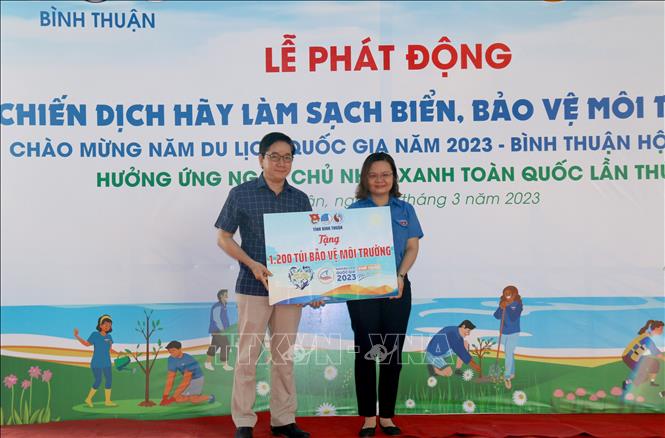 Trao tặng 1.200 tú bảo vệ môi trường thay thế túi nylon. Ảnh: Nguyễn Thanh - TTXVN
