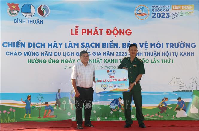 Trao tặng 200 lá cờ Tổ quốc cho ngư dân Bình Thuận. Ảnh: Nguyễn Thanh - TTXVN