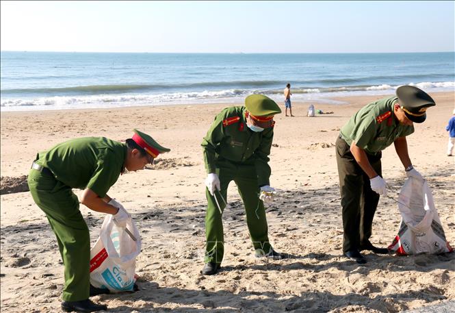 Lực lượng đoàn viên công an tỉnh tham gia thu gom rác thải dọc bãi biển Đồi Dương- Thương Chánh, thành phố Phan Thiết. Ảnh: Nguyễn Thanh - TTXVN