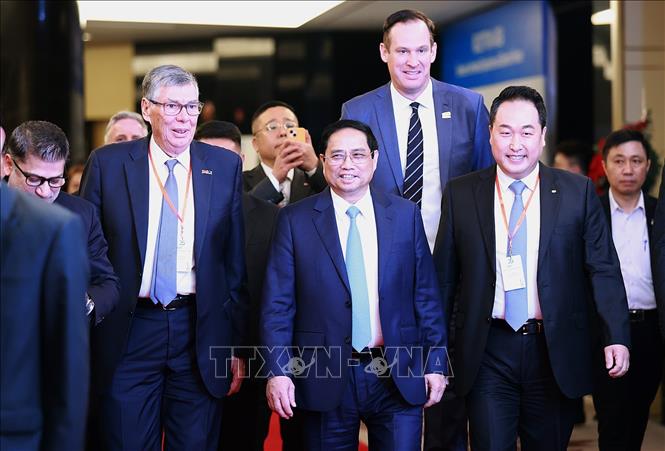 Thủ tướng Phạm Minh Chính với các đại biểu tổ chức quốc tế, Hiệp hội doanh nghiệp nước ngoài tham dự Diễn đàn. Ảnh: Dương Giang-TTXVN
