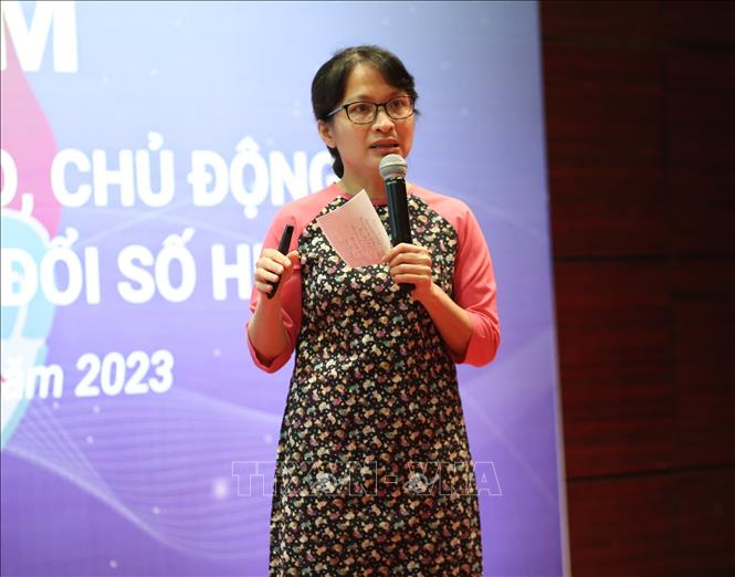 Tiến sĩ Lê Vũ Điệp - Giảng viên Học viện Công nghệ Bưu chính Viễn thông  tham luận “Định hướng công nghệ trong đào tạo báo chí (định hướng báo chí số)”. Ảnh: Nguyễn Thu Phương - TTXVN phát