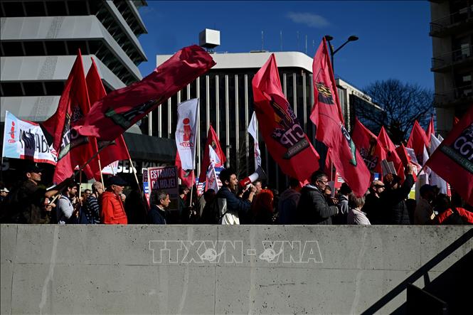 Người dân tuần hành kêu gọi tăng lương tại Lisbon, Bồ Đào Nha ngày 18/3/2023. Ảnh: AFP/TTXVN