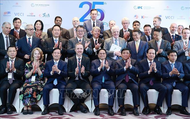 Thủ tướng Phạm Minh Chính với đại biểu các tổ chức quốc tế, Hiệp hội doanh nghiệp dự Diễn đàn doanh nghiệp Việt Nam thường niên 2023. Ảnh: Dương Giang-TTXVN
