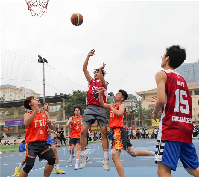 Sinh viên trường Đại học Sư phạm Hà Nội giao hữu bóng rổ trong Ngày đoàn viên. Ảnh: Thanh Tùng - TTXVN 