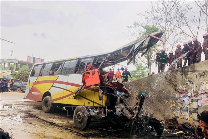 Hiện trường vụ tai nạn xe buýt ở thị trấn Shibchar, miền Nam Bangladesh ngày 19/3/2023. Ảnh: AFP/TTXVN