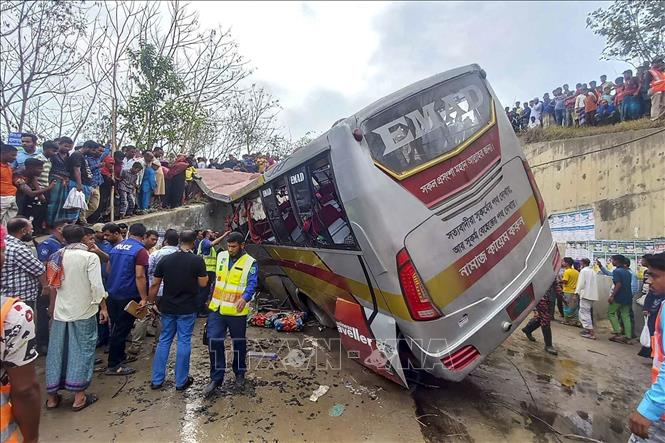 Hiện trường vụ tai nạn xe buýt ở thị trấn Shibchar, miền Nam Bangladesh ngày 19/3/2023. Ảnh: AFP/TTXVN