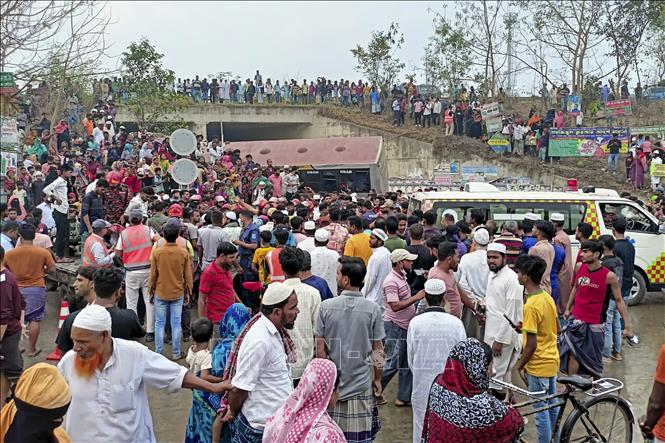 Hiện trường vụ tai nạn xe buýt ở thị trấn Shibchar, miền Nam Bangladesh ngày 19/3/2023. Ảnh: AFP/TTXVN