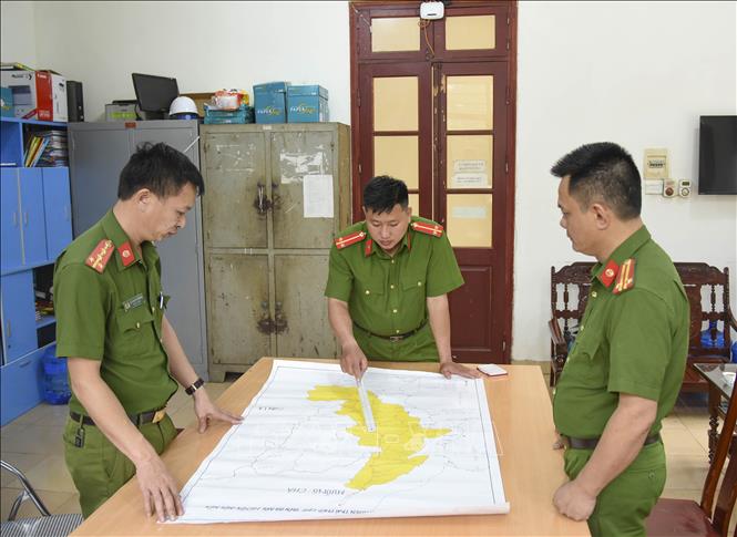 Trong ảnh: Trung úy Thào A Khư (ở giữa) và cán bộ, chiến sĩ Đội Cảnh sát Kinh tế - Ma túy Công an huyện Điện Biên trao đổi kế hoạch trước mỗi chuyến đánh án. Ảnh: Xuân Tư - TTXVN