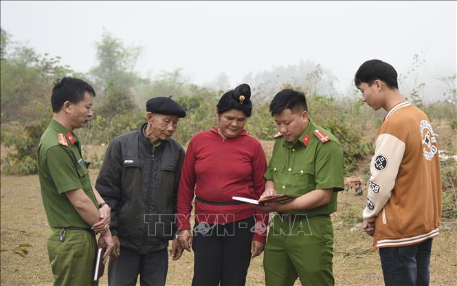 Trong ảnh: Trung úy Thào A Khư (thứ 2 từ phải sang) đồng đội tuyên truyền với người dân về phòng chống ma túy và tội phạm. Ảnh: Xuân Tư - TTXVN