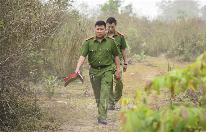 Trong ảnh: Trung úy Thào A Khư và đồng đội trên đường xuống cơ sở. Ảnh: Xuân Tư - TTXVN