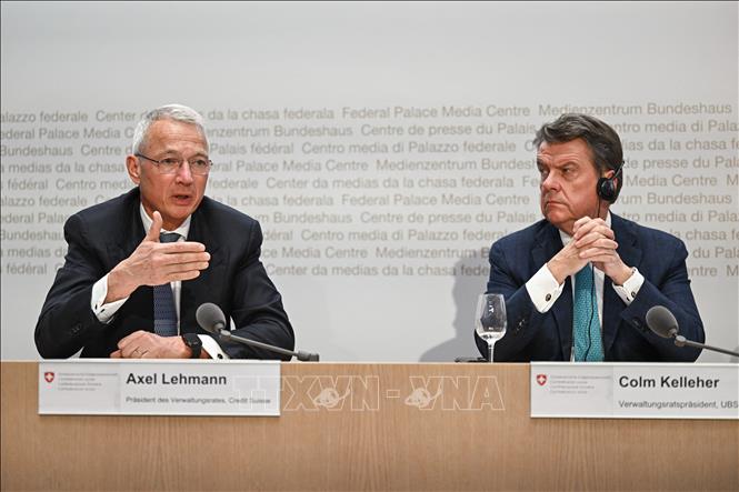 Chủ tịch Ngân hàng Credit Suisse Axel Lehmann (trái) và Chủ tịch UBS Colm Kelleher trong cuộc họp báo sau đàm phán ở Bern, Thụy Sĩ, ngày 19/3/2023. Ảnh: AFP/TTXVN