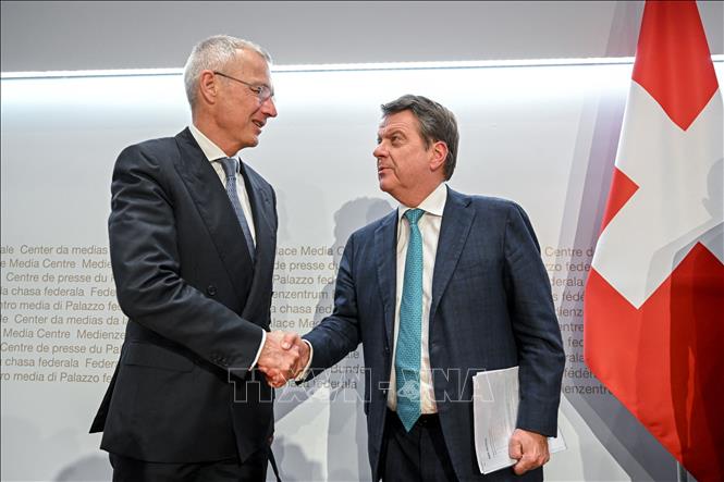 Chủ tịch ngân hàng Credit Suisse Axel Lehmann (trái) và Chủ tịch UBS Colm Kelleher tại cuộc họp báo sau đàm phán ở Bern, Thụy Sĩ, ngày 19/3/2023. Ảnh: AFP/TTXVN