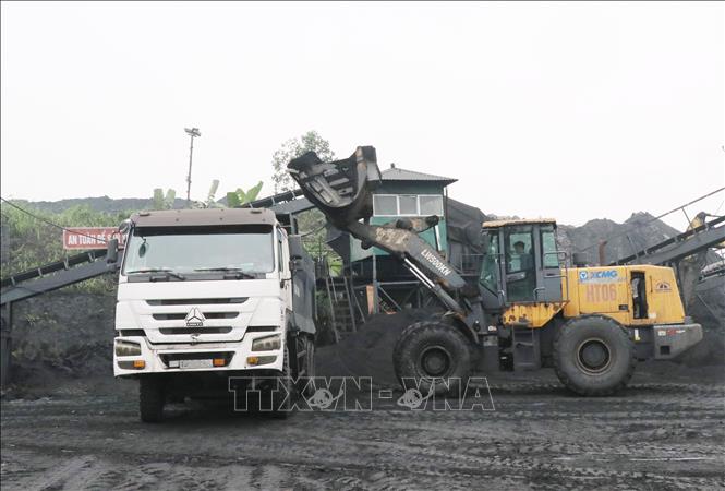 Bốc xúc than đưa đi tiêu thụ tại Công ty than Khánh Hòa - VVMI. Ảnh: Hoàng Nguyên - TTXVN