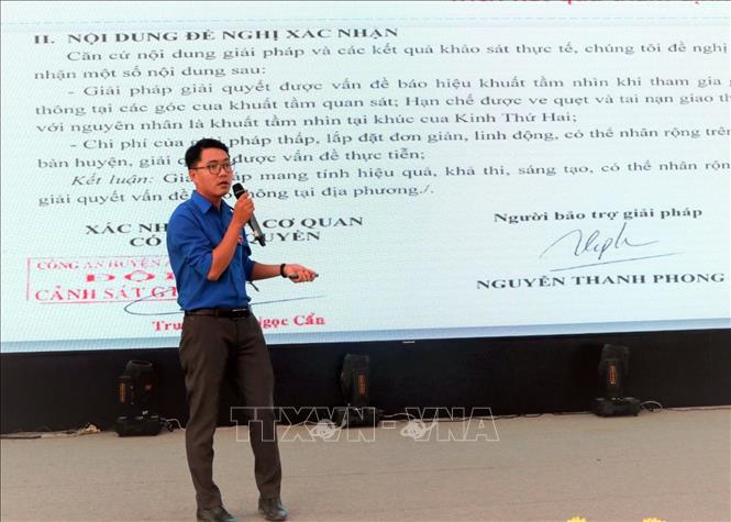 Trong ảnh: Thầy Nguyễn Thanh Phong thuyết trình đề án sáng tạo trong công tác giảng dạy. Ảnh: TTXVN phát