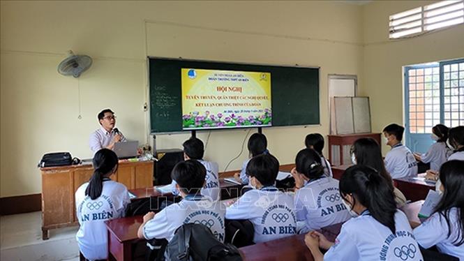 Trong ảnh: Thầy Nguyễn Thanh Phong quán triệt nghị quyết của Đoàn đến các em học sinh. Ảnh: TTXVN phát