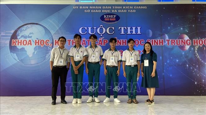 Trong ảnh: Thầy Nguyễn Thanh Phong (bên trái) cùng đội học sinh giỏi của nhà trường dự thi cấp tỉnh. Ảnh: TTXVN phát