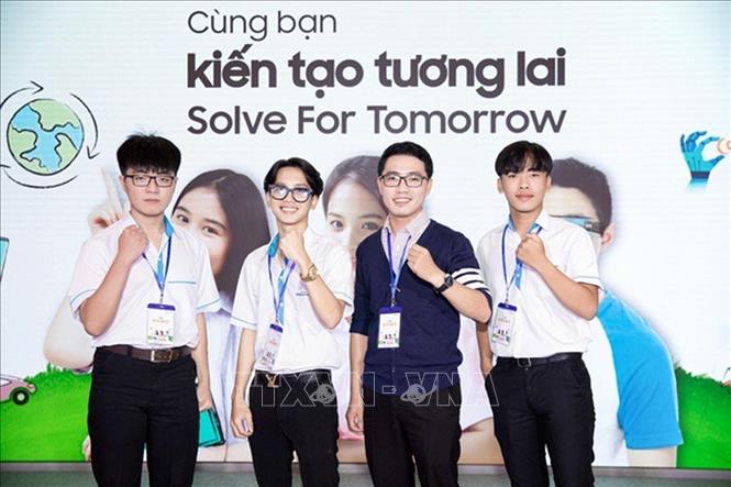 Trong ảnh: Thầy Nguyễn Thanh Phong (áo xanh) cùng học sinh nhà trường dự thi sáng tạo cấp tỉnh. Ảnh: TTXVN phát