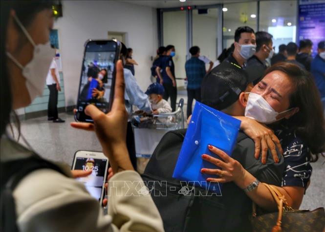 Hạnh phúc vỡ òa của của hai mẹ con sau nhiều năm xa cách trong chuyến bay thứ hai từ Ba Lan đưa công dân Việt Nam tại Ukraine về nước. Ảnh: Tuấn Đức – TTXVN

