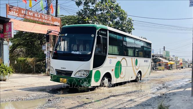 Trong ảnh: Xe ô tô lội qua những đoạn bị lún, nước đọng trên tuyến đường Nguyễn Thái Học, phường Trảng Dài, thành phố Biên Hòa, tỉnh Đồng Nai. Ảnh: TTXVN phát