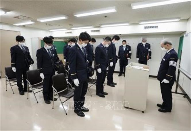 Lễ tưởng niệm các nạn nhân vụ tấn công khí độc hệ thống tàu điện ngầm ở Tokyo, Nhật Bản, ngày 20/3/2023. Ảnh: Kyodo/TTXVN