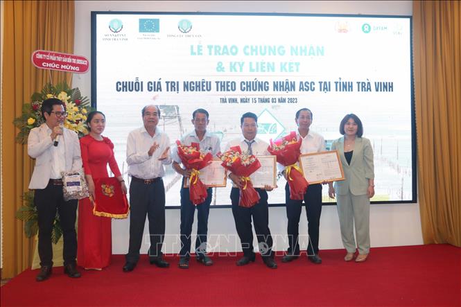 The cooperatives receive the quality certification. VNA Photo: Thanh Hòa