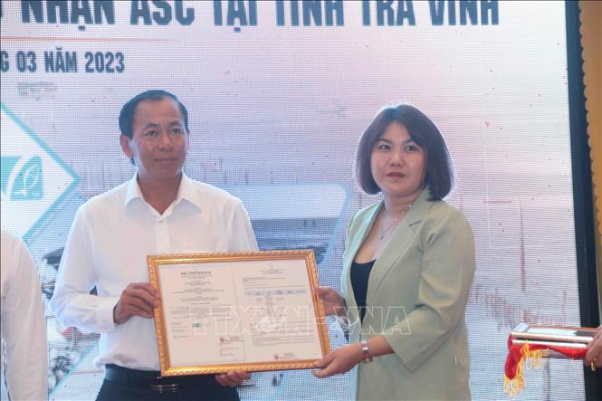 The Tien Thanh Clam Cooperative receives the quality certification. VNA Photo: Thanh Hòa