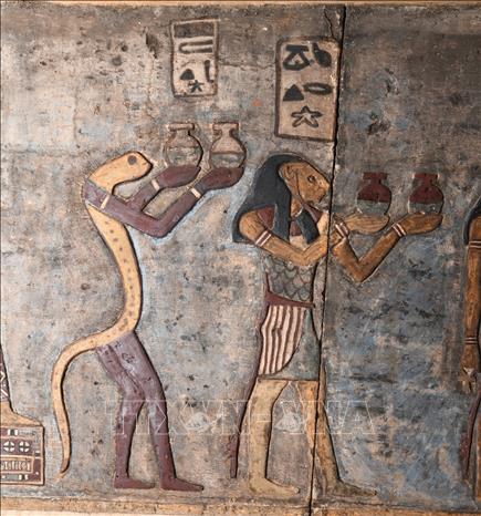 Một trong những bức phù điêu 12 cung hoàng đạo hoàn chỉnh ở trên trần của ngôi đền Esna, tỉnh Luxor, Ai Cập, ngày 20/3/2023. Ảnh: THX/TTXVN