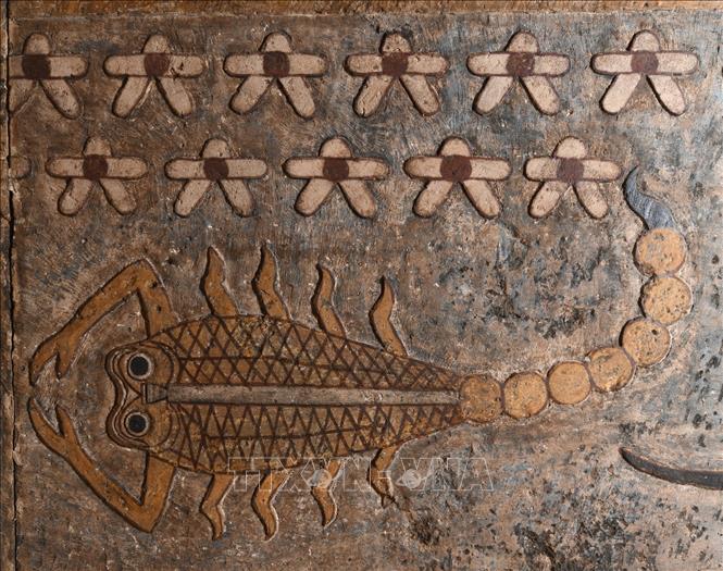 Một trong những bức phù điêu 12 cung hoàng đạo hoàn chỉnh ở trên trần của ngôi đền Esna, tỉnh Luxor, Ai Cập, ngày 20/3/2023. Ảnh: THX/TTXVN