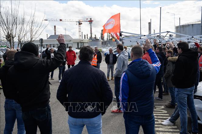 Công nhân tham gia đình công bên ngoài một nhà máy của TotalEnergies tại Donges, miền tây nước Pháp, ngày 17/3/2023. Ảnh: AFP/ TTXVN
