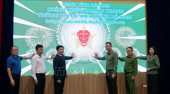 Các đại biểu thực hiện nghi lễ chính thức ra mắt Trang thông tin Đề án 06 tỉnh Hà Nam. Ảnh: Thanh Tuấn - TTXVN 
                               