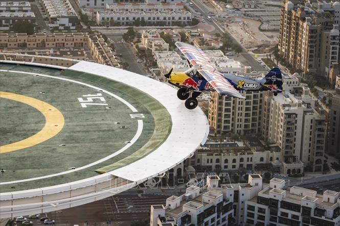 Máy bay do phi công Łukasz Czepiela điều khiển hạ cánh xuống bãi đỗ trên nóc Khách sạn Burj Al Arab ở Dubai, UAE. Ảnh: Gazeta Krakowska/ TTXVN