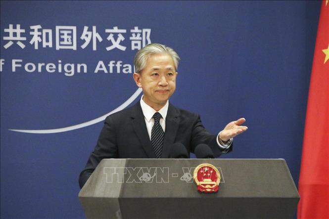 (Tư liệu) Người phát ngôn Bộ Ngoại giao Trung Quốc Uông Văn Bân phát biểu tại cuộc họp báo ở Bắc Kinh. Ảnh: Kyodo/ TTXVN