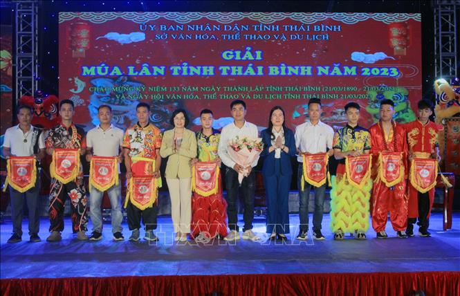 Ban tổ chức tặng cờ lưu niệm cho đại diện các câu lạc bộ tham gia giải và tổ trọng tài. Ảnh: Thế Duyệt – TTXVN