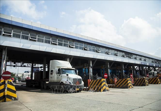 Xe container vào cảng Cát Lái, thành phố Thủ Đức (Thành phố Hồ Chí Minh). Ảnh: Hồng Đạt - TTXVN
