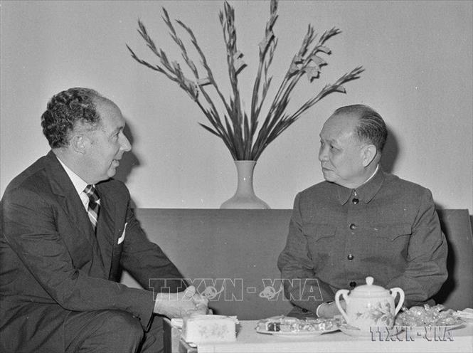 Chủ tịch Ủy ban Thường vụ Quốc hội Trường Chinh tiếp ông Jacques Groothaert, Đại sứ Đặc mệnh toàn quyền đầu tiên của Vương quốc Bỉ tại Việt Nam (Hà Nội, 4/2/1975). Ảnh: Thế Trung – TTXVN