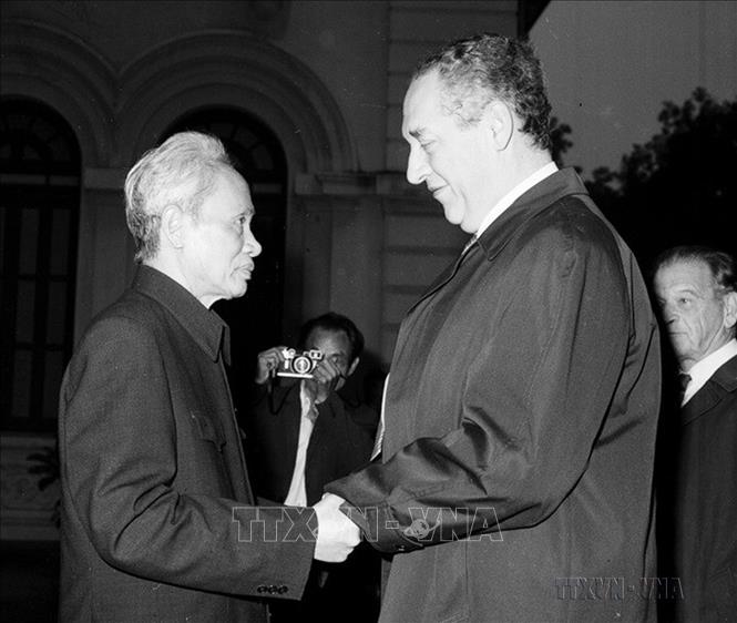 Chủ tịch Hội đồng Bộ trưởng Phạm Văn Đồng tiếp Đoàn đại biểu Đảng Cộng sản Bỉ do đồng chí Louis Van Geyt, Chủ tịch Đảng dẫn đầu, thăm hữu nghị Việt Nam (Hà Nội, 3/1/1982). Ảnh: Xuân Lâm – TTXVN