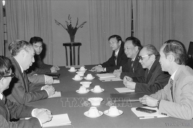 Đồng chí Võ Chí Công, Ủy viên Bộ Chính trị, Bí thư Trung ương Đảng hội đàm với đồng chí Louis Van Geyt, Chủ tịch Đảng Cộng sản Bỉ thăm hữu nghị Việt Nam (Hà Nội, 27/12/1982). Ảnh: Xuân Lâm – TTXVN