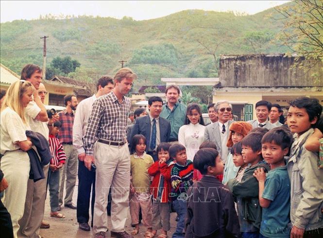 Ngày 4/12/1994, Thái tử Bỉ Philippe thăm huyện Đà Bắc, tỉnh Hòa Bình. Ảnh: Kim Hùng – TTXVN