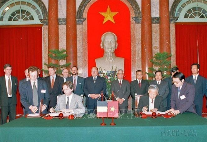 Thủ tướng Võ Văn Kiệt và Thủ tướng Bỉ Jean-Luc Dehaene chứng kiến Lễ ký các hiệp định hợp tác kinh tế, kỹ thuật giữa Việt Nam và Vương quốc Bỉ (Hà Nội, 8/3/1996). Ảnh: Minh Đạo – TTXVN
