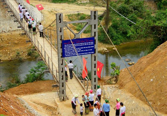 Được dự án phát triển nông thôn đa lĩnh vực do Vương quốc Bỉ tài trợ, huyện miền núi Quỳ Châu (Nghệ An) xây dựng cầu treo Nật Trên bắc qua suối Nậm Nật tại xã vùng sâu vùng xa đặc biệt khó khăn Châu Hoàn (4/2009). Ảnh: Lê Bá Liễu-TTXVN phát