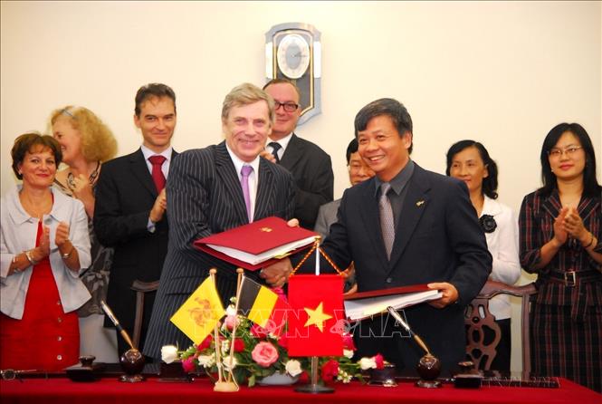Ngày 12/11/2009, tại Hà Nội, Thứ trưởng Bộ Kế hoạch và Đầu tư Nguyễn Thế Phương và Tổng giám đốc Cơ quan hợp tác quốc tế Wallonie- Bruxelles (Bỉ) Philippe Suinen ký Biên bản kỳ họp lần thứ 7 Ủy ban hỗn hợp thường trực giữa Việt Nam và Cộng đồng nói tiếng Pháp vùng Wallonie- Bruxelles, thống nhất chương trình hợp tác song phương giai đoạn 2010-1012. Ảnh: Hồng Kỳ-TTXVN