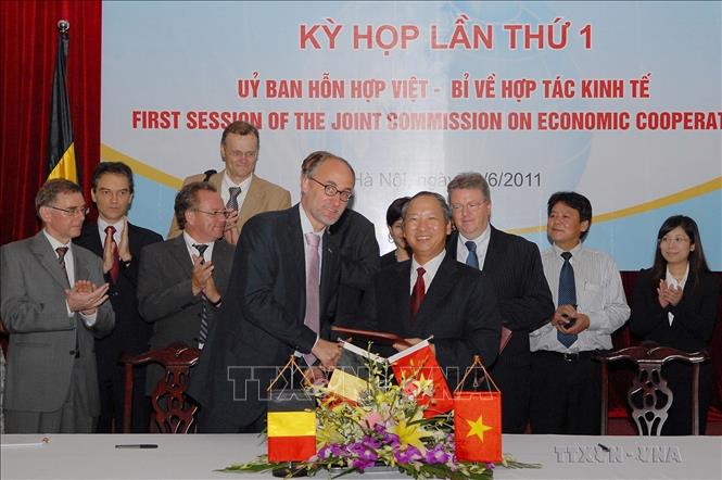 Ngày 22/6/2011, tại Hà Nội, đại diện Chính phủ Việt Nam và Bỉ ký biên bản cuộc họp Ủy ban hỗn hợp về hợp tác phát triển, thông qua Chương trình Hợp tác Định hướng giai đoạn 2011-2015 giữa hai nước với khoản viện trợ không hoàn lại cho Việt Nam trị giá 60 triệu Euro (gấp đôi trước đó). Ảnh: Danh Lam - TTXVN