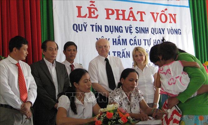Ngày 23/9/2011, tại thị trấn Phước Dân, huyện Ninh Phước (Ninh Thuận), Cơ quan hợp tác kỹ thuật Vương quốc Bỉ tại Việt Nam phối hợp với Ban quản lý nguồn nước và dịch vụ công tỉnh Ninh Thuận tổ chức lễ phát vốn vay tín dụng cho 210 hộ dân ở thị trấn Phước Dân để xây hầm cầu tự hoại, với kinh phí 1,26 tỷ đồng. Ảnh: Công Thử -TTXVN