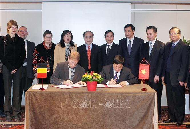 Ngày 6/12/2011, tại thủ đô Brussels (Bỉ), Chủ tịch Quốc hội Nguyễn Sinh Hùng chứng kiến Lễ ký Thỏa thuận hợp tác, đào tạo giữa Đại học Quốc gia Hà Nội và Đại học Vrije Brussels. Ảnh: Nhan Sáng - TTXVN