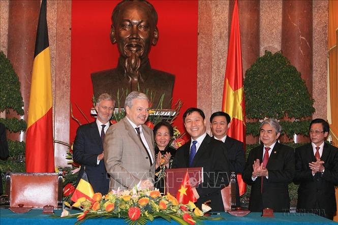 Phó Chủ tịch nước Nguyễn Thị Doan và Thái tử Bỉ Philippe chứng kiến Lễ trao Thư của Chính phủ Bỉ thông báo tặng Việt Nam khoản tín dụng ưu đãi dự phòng trị giá 3 triệu Euro (Hà Nội, 12/3/2012). Ảnh: Thống Nhất - TTXVN 