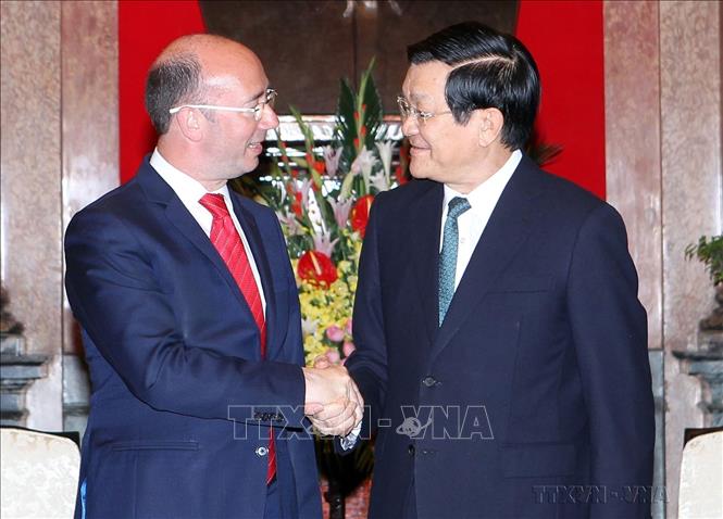 Chủ tịch nước Trương Tấn Sang tiếp ông Rudy Demotte, Thủ hiến vùng Wallonie – Bruxelles, Vương quốc Bỉ thăm chính thức Việt Nam (Hà Nội, 9/4/2013). Ảnh: Nguyễn Khang - TTXVN